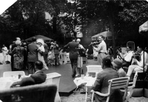ADN-Zentralbild/ Archiv Berlin 1926 Im Garten des Berliner Hotels "Esplanada" spielt zum 5 Uhr-Tee eine Jazzband. 17187-26